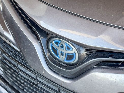 Used 2019 Toyota Camry LE FWD image 9