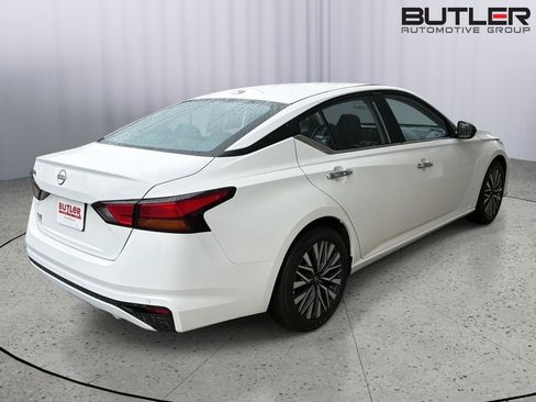 Used 2025 Nissan Altima 2.5 SV FWD image 6