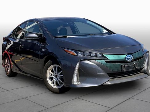 Used 2018 Toyota Prius Prime Premium image 3