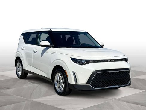 Used 2025 Kia Soul LX FWD image 2