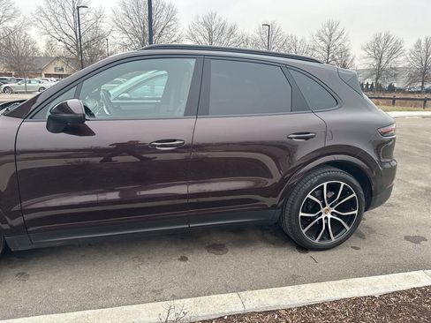 Used 2023 Porsche Cayenne Platinum Edition image 3