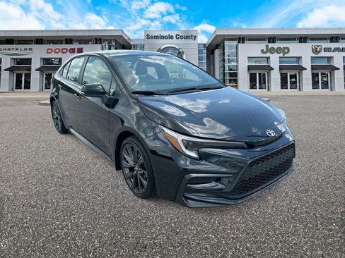Used 2025 Toyota Corolla SE FWD image 2