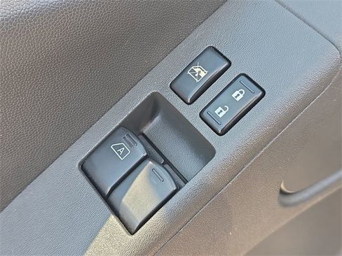 Used 2014 Nissan Frontier SV image 17