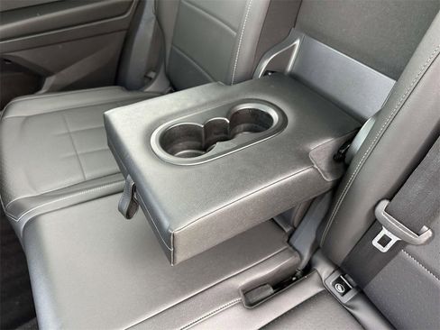 Used 2018 Volkswagen Tiguan SE w/ Panoramic Sunroof Package image 10