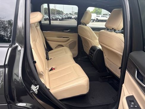 Used 2023 Jeep Grand Cherokee Limited AWD/4WD image 31