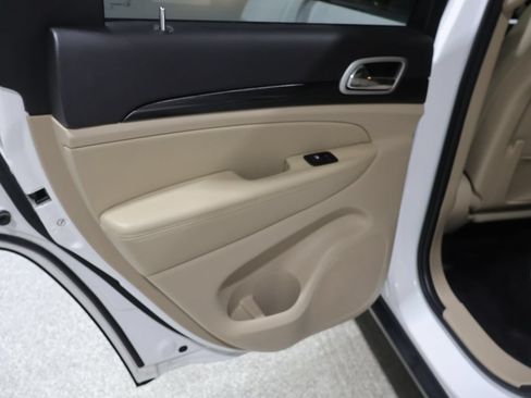 Used 2020 Jeep Grand Cherokee Laredo AWD/4WD image 19