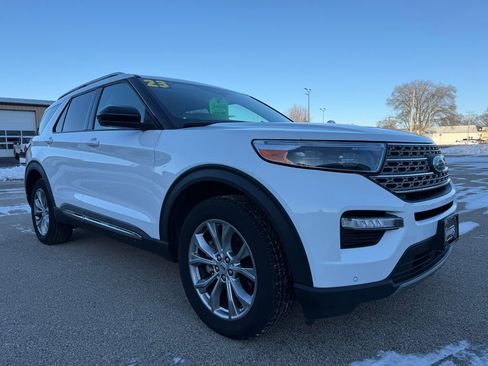 Used 2023 Ford Explorer Limited image 3