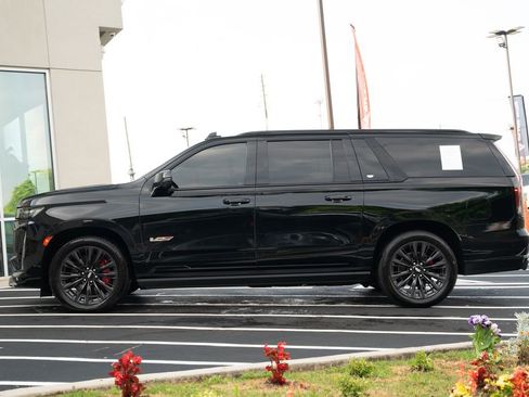 Used 2023 Cadillac Escalade ESV V w/ LPO, ONYX Package AWD/4WD image 19