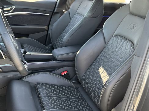 Used 2024 Audi Q8 e-tron Prestige image 17