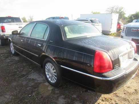 Used 2004 Lincoln Town Car Ultimate image 3