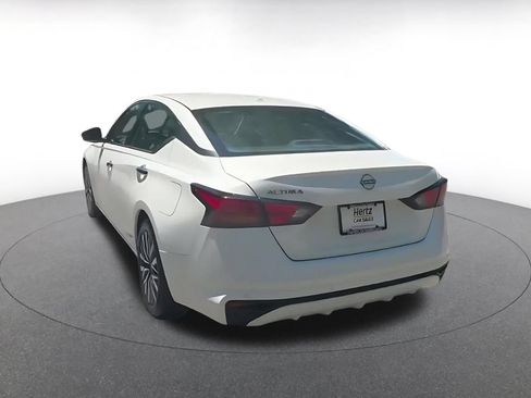 Used 2025 Nissan Altima 2.5 SV FWD image 11