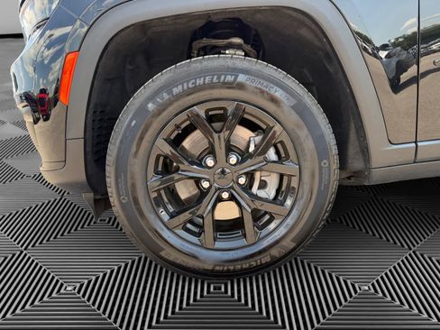 Used 2024 Jeep Grand Cherokee L Altitude AWD/4WD image 9