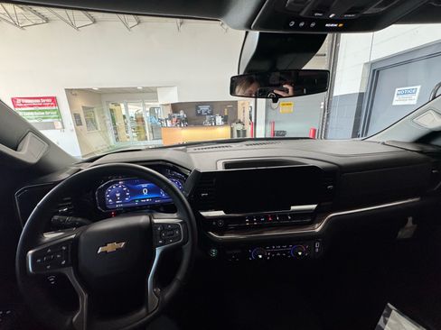 Used 2025 Chevrolet Silverado 1500 LT w/ Z71 Off-Road Package AWD/4WD image 23