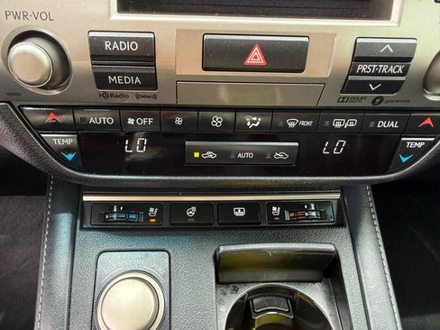 Used 2018 Lexus ES 350 w/ Luxury Package w/Wood Trim FWD image 23
