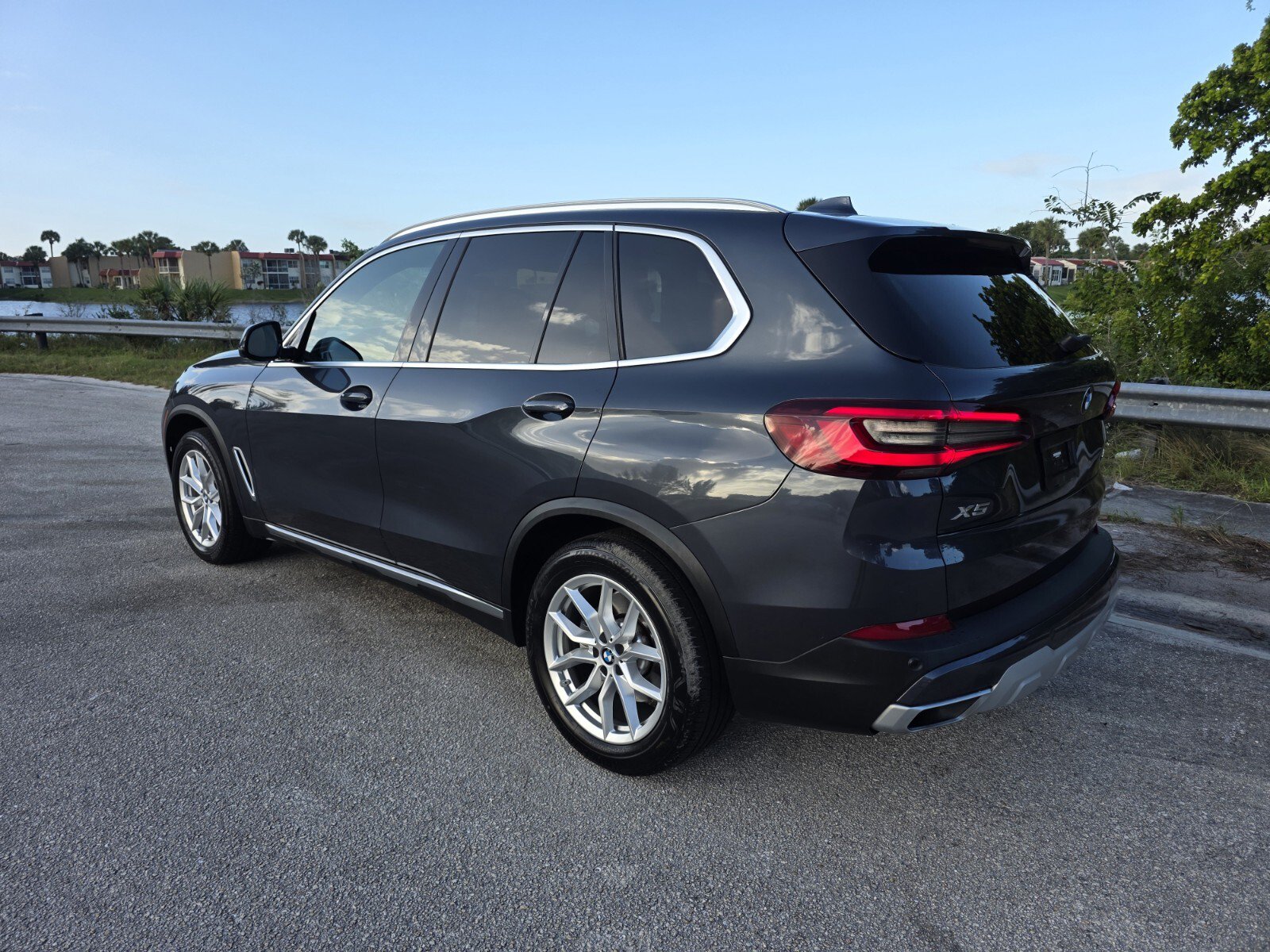 Used 2022 BMW X5 xDrive40i w/ Luxury Seating Package AWD/4WD image 2