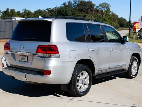 Used 2017 Toyota Land Cruiser image 16