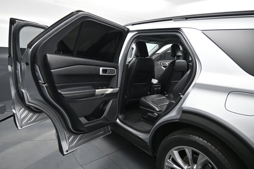 Used 2021 Ford Explorer XLT w/ Equipment Group 202A RWD image 16