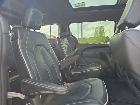 Used 2025 Chrysler Pacifica Limited FWD image 25