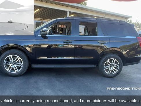 Used 2025 Ford Expedition Active RWD image 2