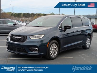 Used 2025 Chrysler Pacifica Select