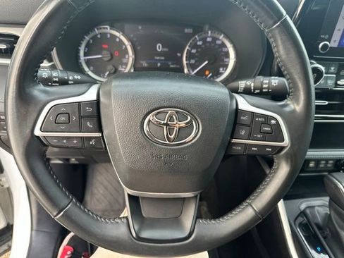 Used 2023 Toyota Highlander LE FWD image 5