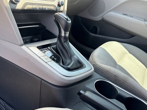 Used 2017 Hyundai Elantra SE FWD image 21
