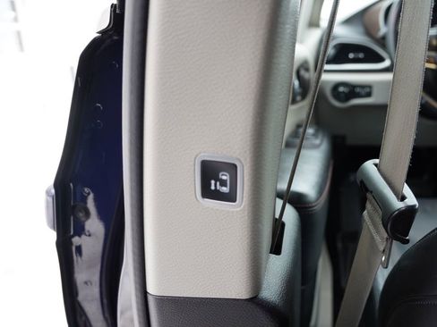 Certified 2017 Chrysler Pacifica Touring-L image 20