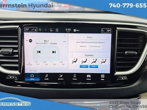 Used 2023 Chrysler Pacifica Touring-L image 7