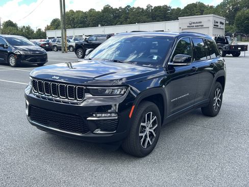 Used 2024 Jeep Grand Cherokee Limited RWD image 3