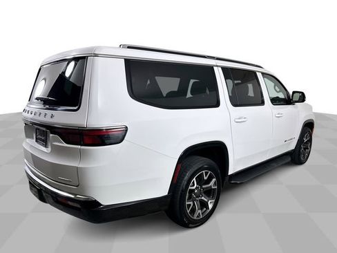 Used 2024 Jeep Wagoneer L Series III w/ Flexible Seating Group AWD/4WD image 8