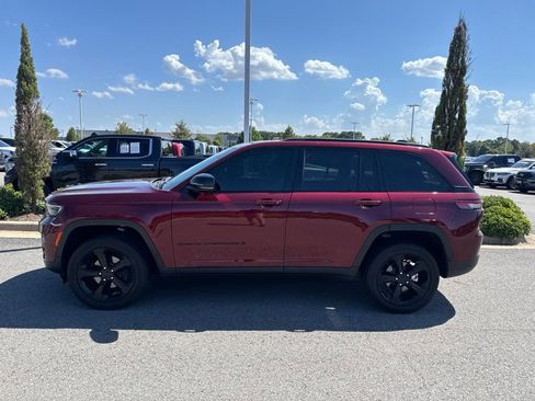 Used 2024 Jeep Grand Cherokee Altitude AWD/4WD image 13