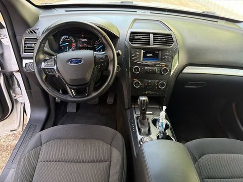Used 2018 Ford Explorer XLT AWD/4WD image 13