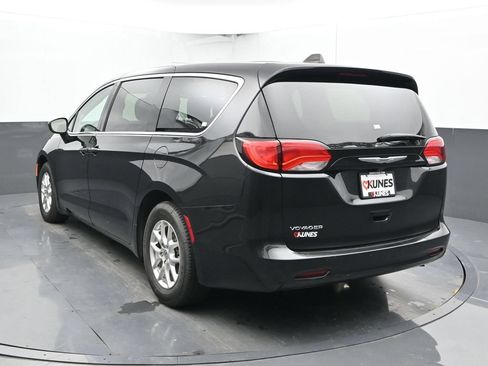 Used 2023 Chrysler Voyager LX FWD image 11