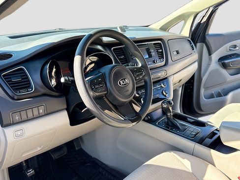 Used 2016 Kia Sedona LX image 4