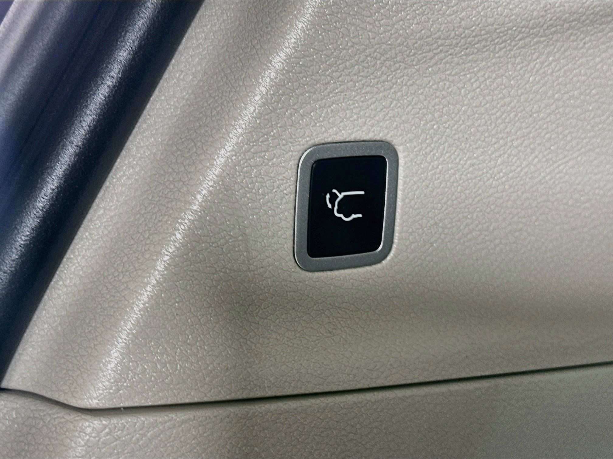Used 2023 Chrysler Voyager LX FWD image 28