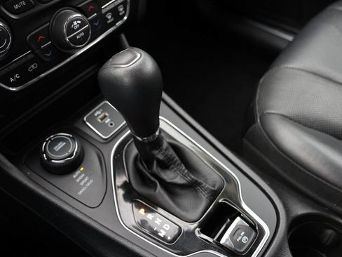 Used 2019 Jeep Cherokee Limited image 33