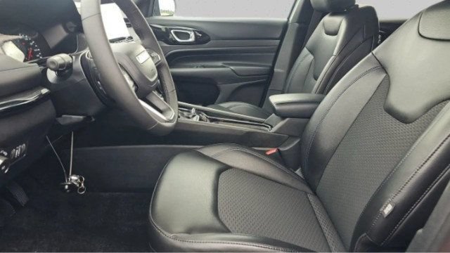 Used 2026 Jeep Compass Latitude AWD/4WD image 2