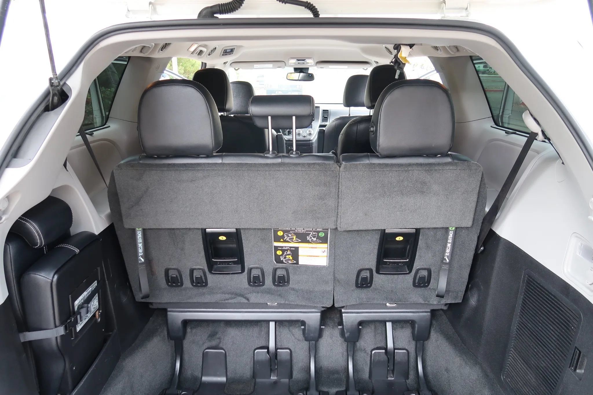 Used 2018 Toyota Sienna SE w/ Carpet Mat Package FWD image 17