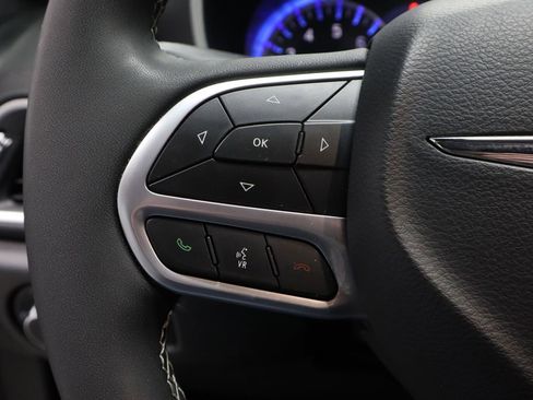 Used 2025 Chrysler Pacifica Select image 29