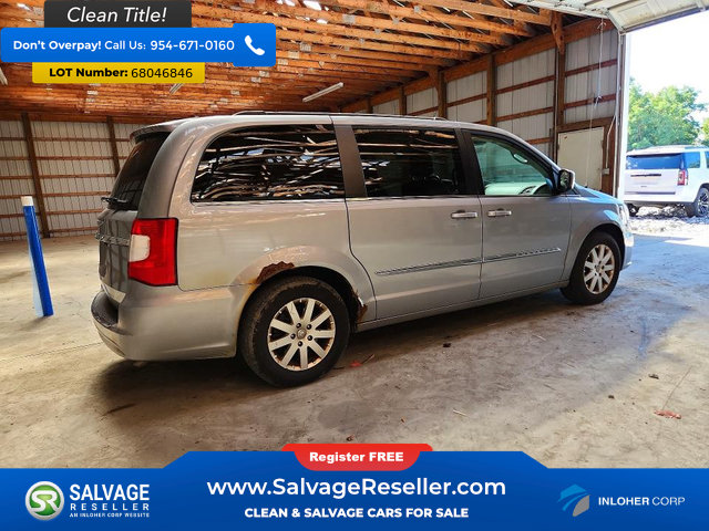 Used 2014 Chrysler Town & Country Touring FWD image 4