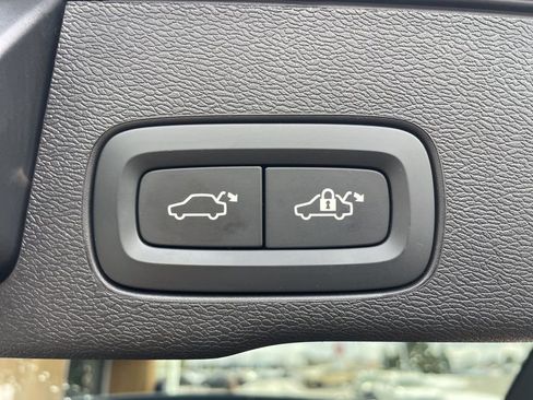 Used 2021 Volvo XC60 T5 Momentum w/ Premium Package image 7