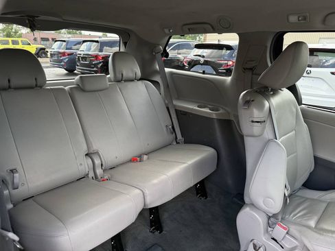 Used 2016 Toyota Sienna XLE FWD image 22