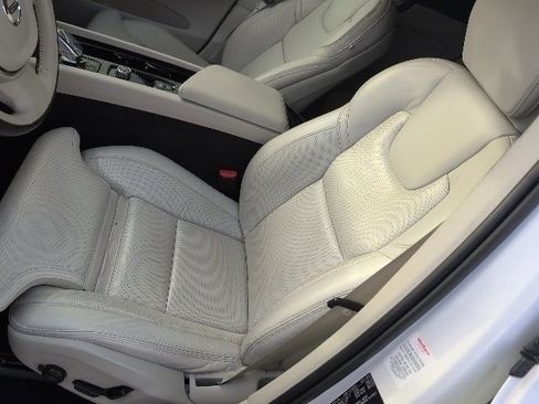 Used 2023 Volvo XC60 B5 Ultimate w/ Protection Package Premier image 22