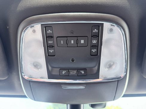 Used 2018 Jeep Grand Cherokee Overland AWD/4WD image 17