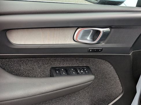 Used 2025 Volvo XC40 B5 Core image 15