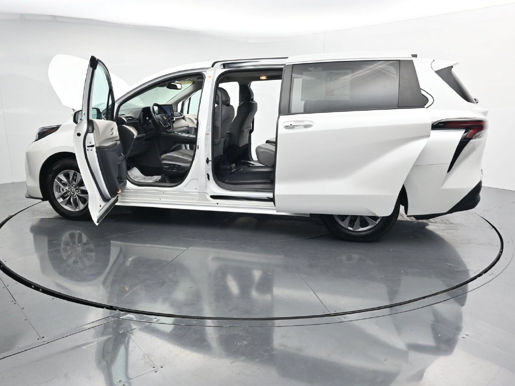 Used 2024 Toyota Sienna XLE FWD image 42