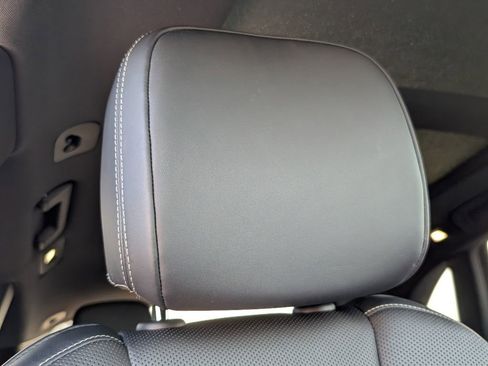 Certified 2024 Porsche Macan image 17