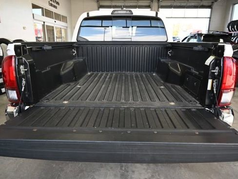 Used 2019 Toyota Tacoma SR5 AWD/4WD image 8