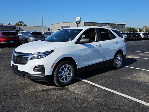 Used 2022 Chevrolet Equinox LS w/ LS Convenience Package image 2