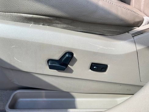Used 2013 Chrysler Town & Country Touring-L w/ Driver Convenience Group FWD image 9